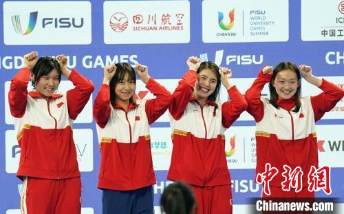 成都大运会游泳赛场涌现学霸军团 大学生运动员