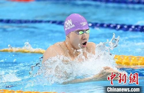 成都大运会游泳赛场涌现学霸军团 大学生运动员