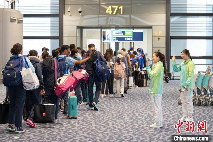 杭州亚运会代表团返程高峰：多国选手携特产启