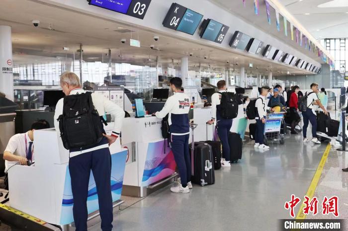 杭州亚运会代表团返程高峰：多国选手携特产启