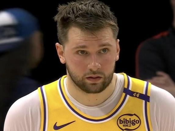 湖人加时险胜掘金 约基奇伤退成胜负关键