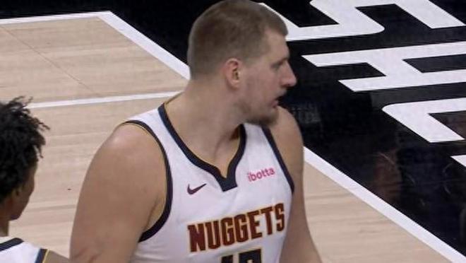 湖人加时险胜掘金 约基奇伤退成胜负关键